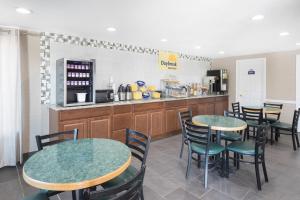 un restaurante con 2 mesas y sillas y una cocina en Days Inn by Wyndham Newberry South Carolina, en Newberry