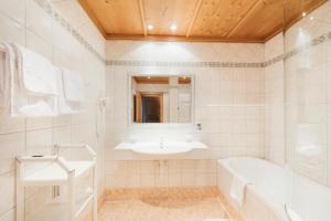 Łazienka w obiekcie Hotel Hoferwirt