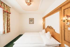 Łóżko lub łóżka w pokoju w obiekcie Hotel Hoferwirt