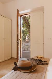 a hat sitting on the floor in a room with a door at B&B Viale dei Pini in Castellaneta Marina