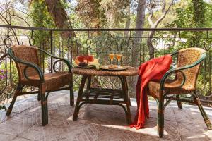 una mesa y sillas en un patio con una bebida en B&B Viale dei Pini, en Castellaneta Marina