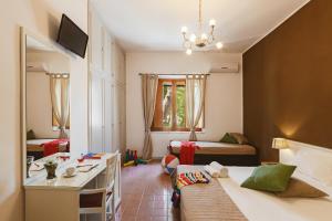 1 dormitorio con 2 camas y escritorio y 1 dormitorio con 2 camas en B&B Viale dei Pini, en Castellaneta Marina