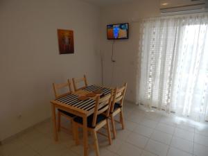 - une salle à manger avec une table et deux chaises dans l'établissement Apartment Saric, à Sukošan