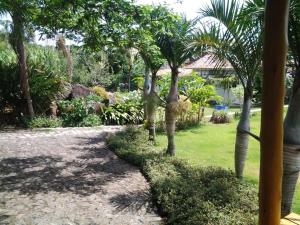 Um jardim no exterior de Sol-lua Bangalo com uso exclusivo da piscina