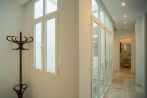 een hal met witte muren en een raam bij Eva Recommends Casa Gerona in Sevilla