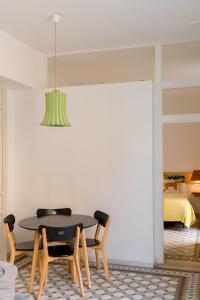 een eetkamer met een zwarte tafel en stoelen bij Eva Recommends Casa Gerona in Sevilla +43 foto's