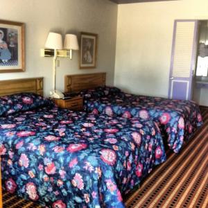 En eller flere senger på et rom på Relax Inn - Shelby