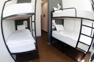 2 Etagenbetten in einem Schlafsaal in der Unterkunft 91 Loop Boutique Hostel in Kapstadt