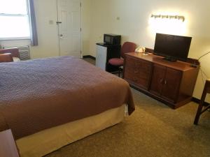 West Plains Motel tesisinde bir odada yatak veya yataklar