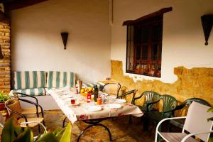 un tavolo in una stanza con tavolo e sedie di Vivienda Turística Alojamiento Rural EL Trillo a El Alcornocal
