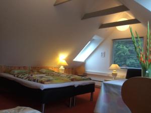 Mikkelborg B&B في هورشولم: غرفة نوم مع سرير في غرفة مع نافذة