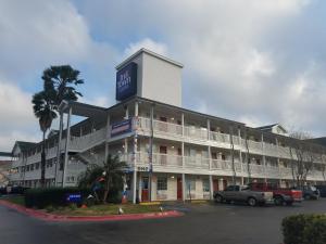 un hotel con un camión estacionado en un estacionamiento en InTown Suites Extended Stay Select Corpus Christi TX, en Corpus Christi