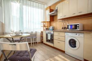 モスクワにあるLuxApartments-Новый Арбат,22のキッチン(テーブル、洗濯機付)