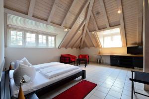 ワイマールにあるArt Hotel Weimarの窓のある部屋にある大きなベッドのある寝室