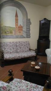 - un salon avec un canapé et une table basse dans l'établissement Locazione Turistica Casa Vacanza Lola, à Castiglion Fiorentino