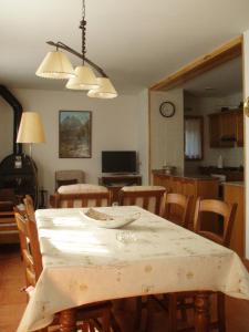 TV a/nebo společenská místnost v ubytování Casa Font de Seuri