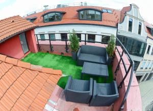 an overhead view of a house with a patio and lawn at Apartamenty Zamkowa in Jelenia Góra