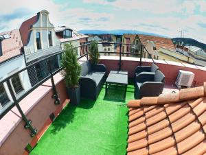 anterior view of a balcony with a green lawn at Apartamenty Zamkowa in Jelenia Góra