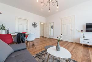 ein Wohnzimmer mit einer Couch und einem Tisch in der Unterkunft Family-Apartments Freiburg in Freiburg im Breisgau