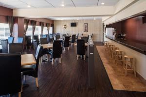 Posezení v ubytování Ramada by Wyndham Downtown Spokane + 36 fotografií