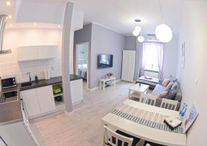 Kuchyňa alebo kuchynka v ubytovaní Apartamenty Zamkowa