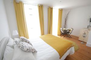 リスボンにあるArroios de Paixaoのベッドルーム1室(ベッド1台、大きな窓付)