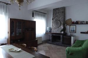 - un salon avec une table et une cheminée dans l'établissement Appartamento Confortevole I 3 cocos, à Maierato