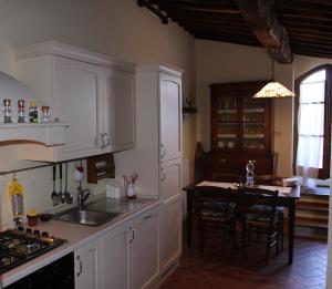 A kitchen or kitchenette at La Terrazza sulla Val d'Orcia