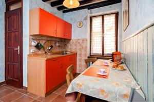 kuchnia ze stołem z talerzem jedzenia w obiekcie Studio Apartment Grisia w Rovinj