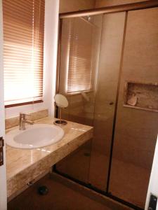 Ένα μπάνιο στο Casa LINDA TÉRREA e SUPER ACONCHEGANTE 3 Suítes