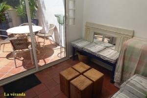 サレルヌにあるGite Etceteraのベッド1台、バルコニー(テーブル付)が備わる客室です。