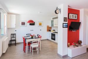 フィナーレ・リーグレにあるCasa Ettoreの赤い壁のキッチン&ダイニングルーム