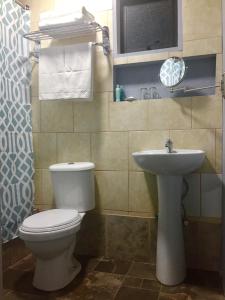 een badkamer met een toilet en een wastafel bij Maromava Patagonia in Puerto Natales