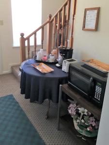 een kamer met een tafel en een magnetron bij Hunters Lodge Motel in Paducah