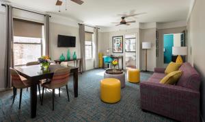 a living room filled with furniture and a kitchen at City Suites Hotel in Chicago