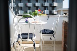 een tafel en 2 stoelen op een balkon bij Cristallo Verde Mare in Alba Adriatica