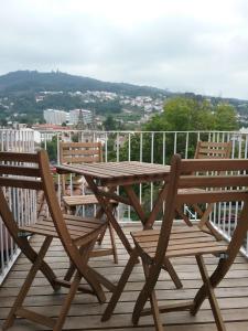 ギマランイスにあるCasa do Egasの木製のピクニックテーブル、デッキ(椅子2脚付)