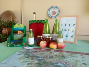 una mesa con botellas de vino y manzanas en Il Melo, en Fivizzano