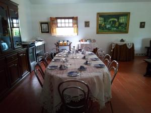 jadalnia z długim stołem i krzesłami w obiekcie Quinta Das Lameirinhas w mieście Marvão