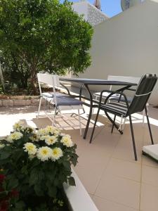 Patio lub wspólna przestrzeń na świeżym powietrzu w obiekcie Apartments Prosperina Hvar
