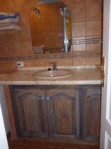 ein Badezimmer mit Waschbecken und Spiegel in der Unterkunft Abades Chalet in La Listada + 131 Fotos