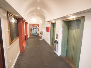 a hallway in a building with a long corridor at Hotel Waterloo & Backpackers in Wellington