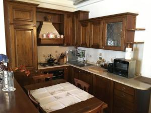 une cuisine avec des placards en bois et une table avec un four micro-ondes dans l'établissement SUITE (bedroom & living room), à Milan