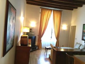 - un salon avec un canapé et une télévision dans l'établissement SUITE (bedroom & living room), à Milan