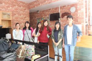 eine Gruppe von Personen, die in einem Zimmer stehen in der Unterkunft Ana's House in Nha Trang