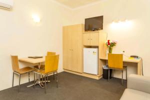 Η κουζίνα ή μικρή κουζίνα στο The Club Motel and Apartments