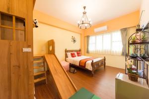1 dormitorio con cama y ventana en Fruit B&B, en Jiaoxi