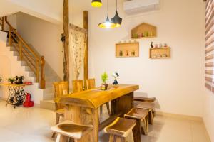 comedor con mesa de madera y sillas en Fruit B&B, en Jiaoxi