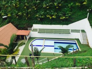 an overhead view of a swimming pool in front of a house at Hotel Boutique Villa María in Vergara