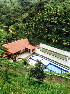 una vista aérea de una casa con piscina en Hotel Boutique Villa María, en Vergara